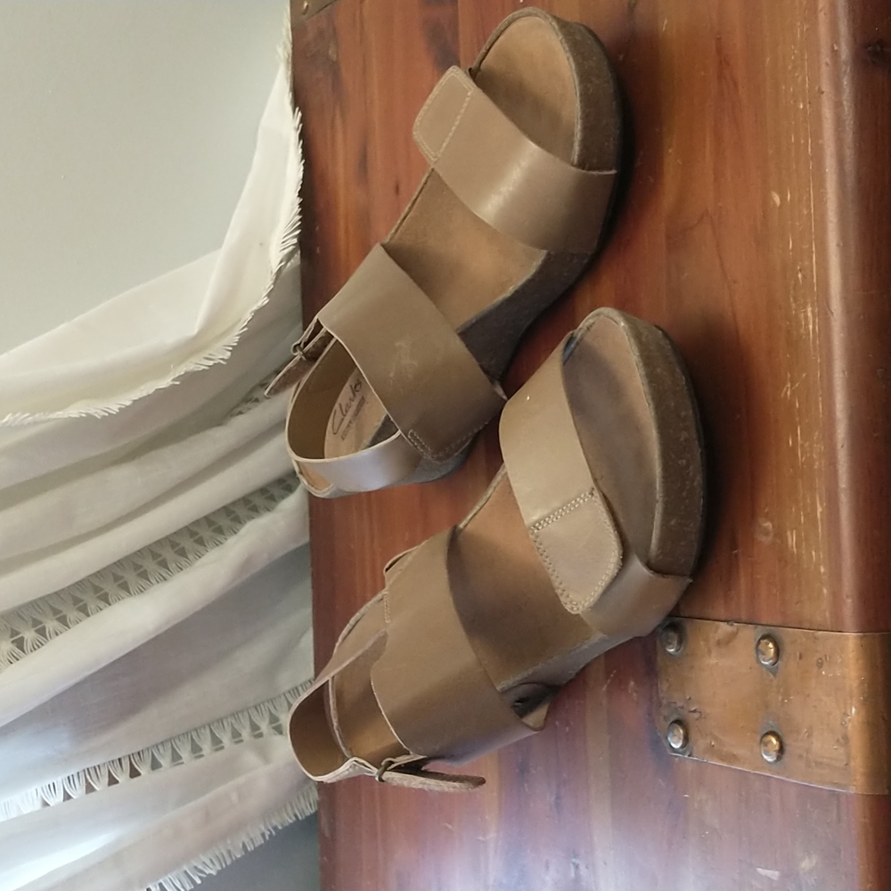 Clarks Collection Velcro wedges tan women's size 9, eu size 40